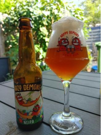 Hazy Demons speciaalbier flesje en glas